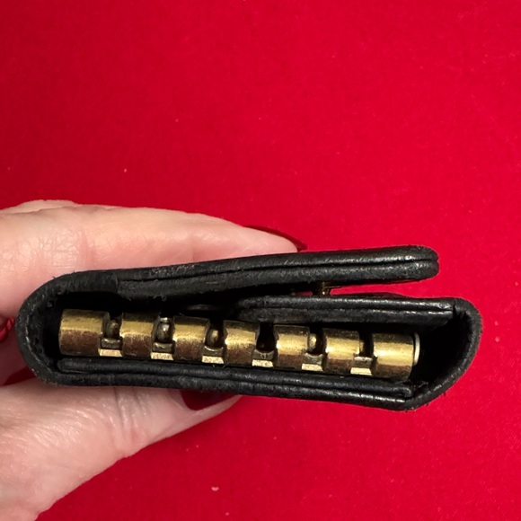 CHANEL Textured Black Leather key holder - Picture 7 of 8